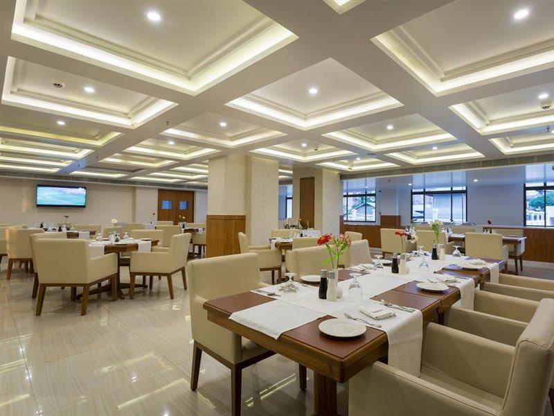 Classic Grande,A Member Of Radisson Imphal Extérieur photo